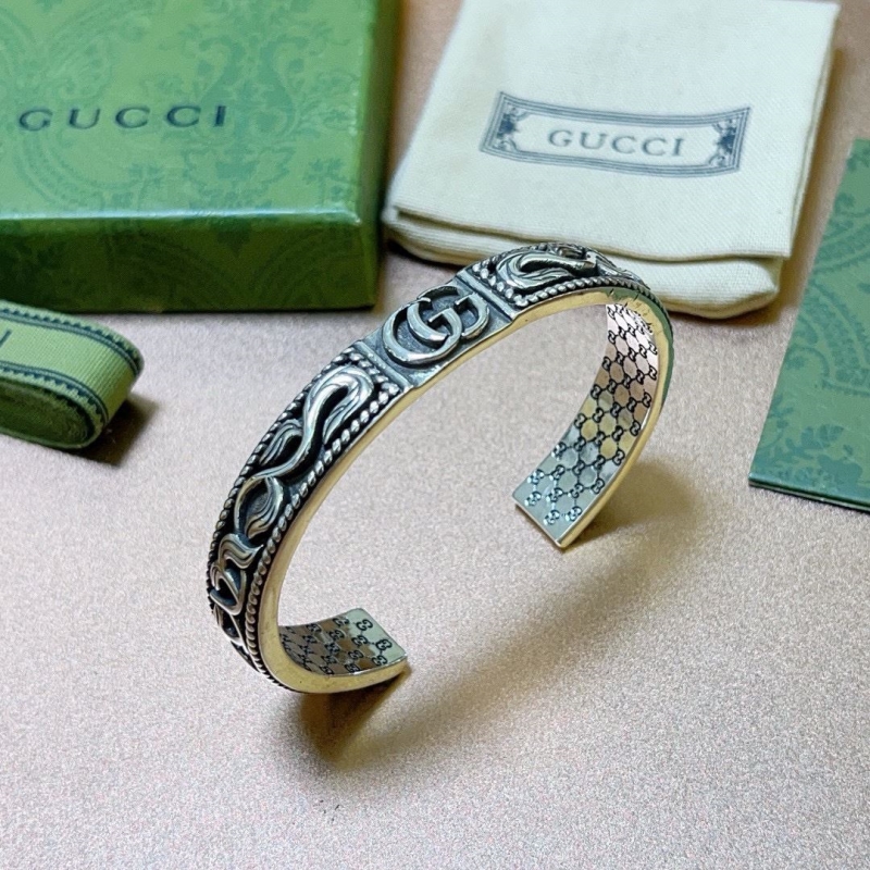 G*u*i bracelets